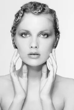 正在查看数据分析与教程内容的人物示意图